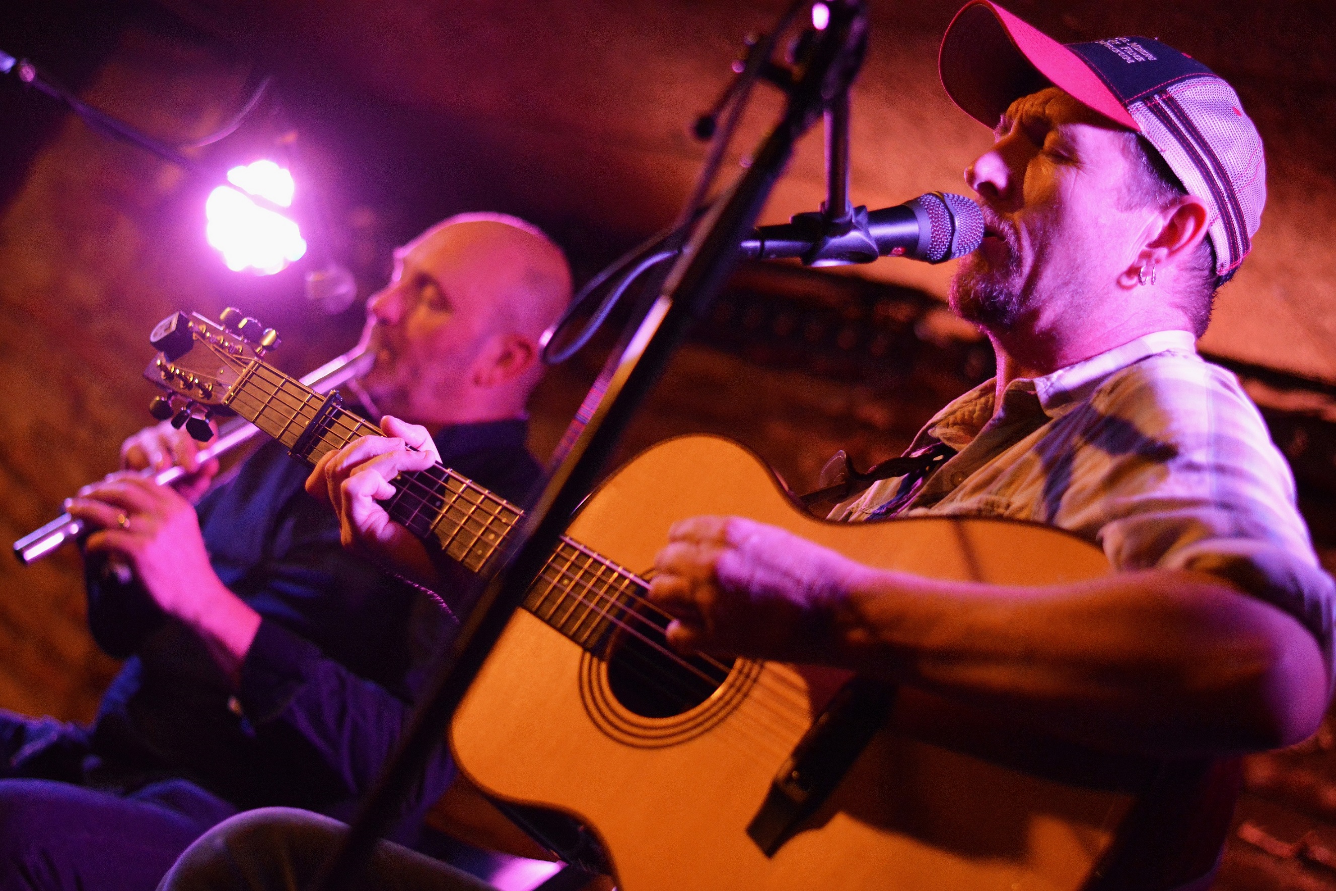 J. Doyle and M. McGoldrick in Café V lese, Prague | Photo: Markéta Utišilová