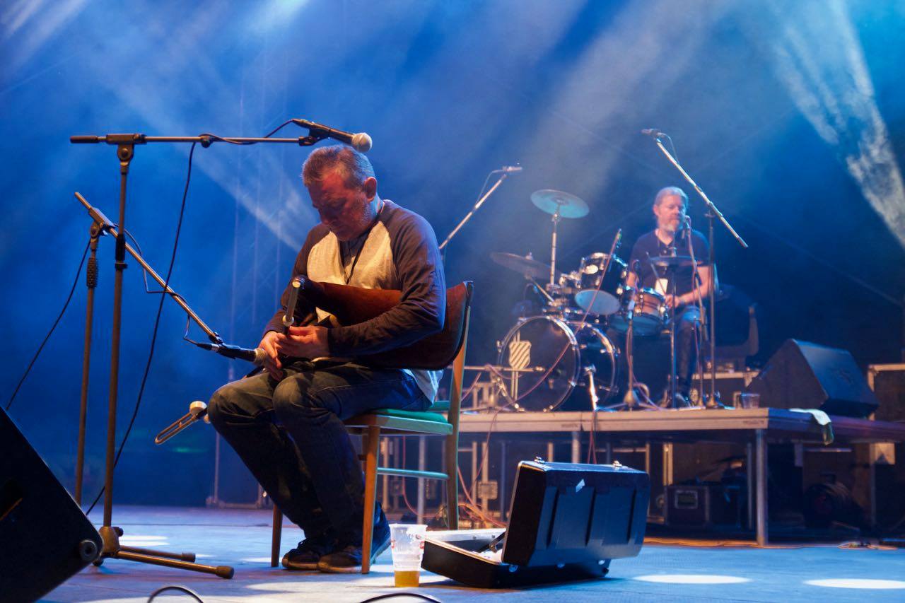 Ray MacCormac, singer and uilleann piper of Sliotar | Photo: band's press kit