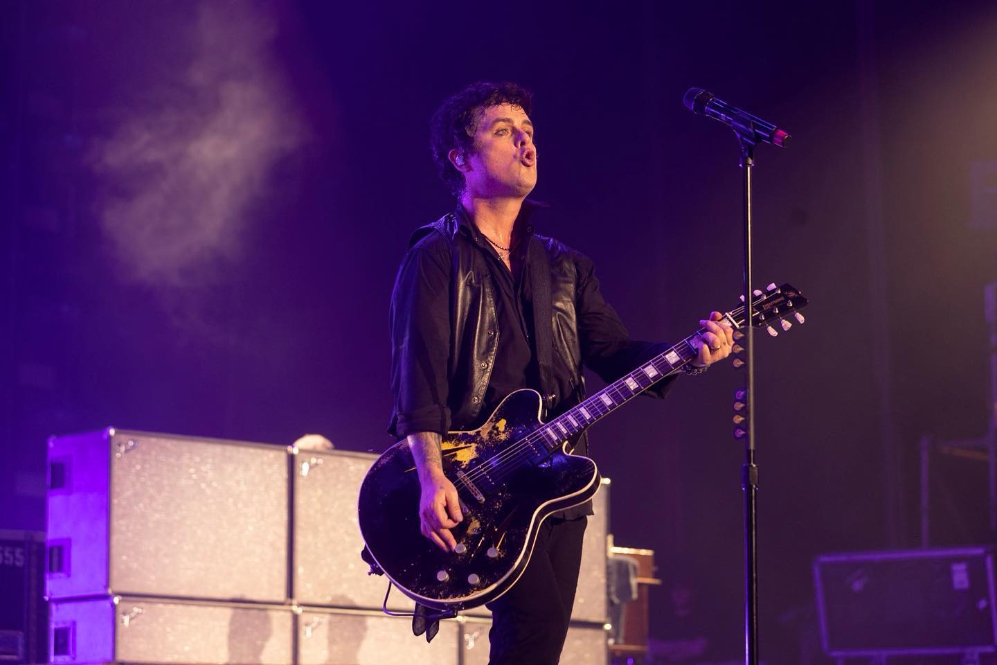 Billy Joe Armstrong with his guitar Rock N' Roll Relics l Photo: Greg Schneider (facebook Rock N' Roll Relics)