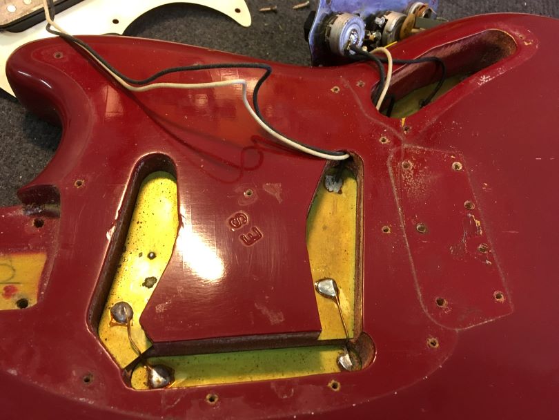 The bodies of the Musicmaster and Duo Sonic models are the same, depending on whether a single or dual pickup pickguard is used.