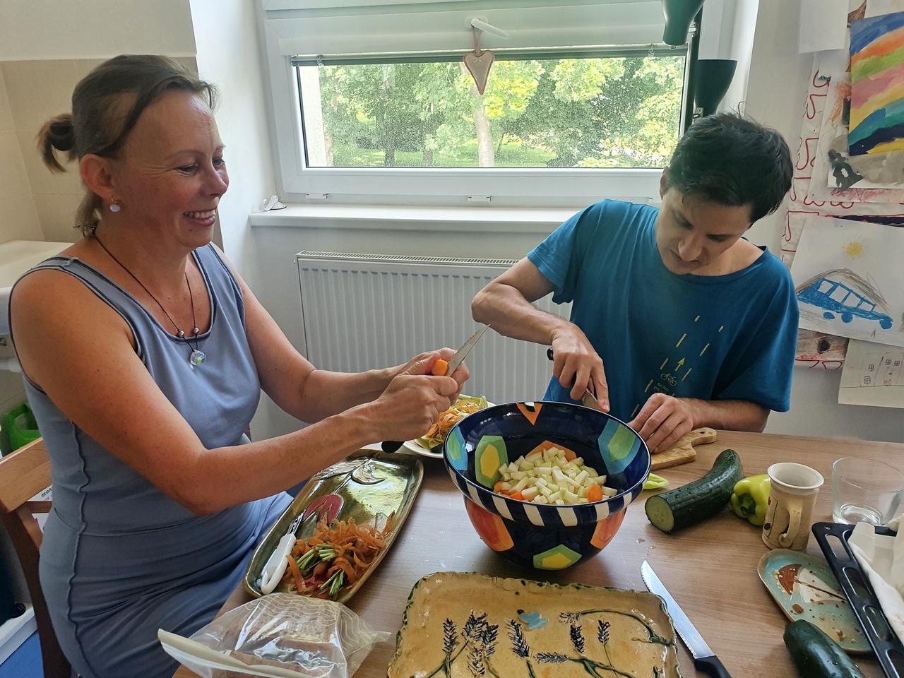 Preparing a salad with our host, who brought fresh vegetables from their garden | Photo: Loes van Schaijk