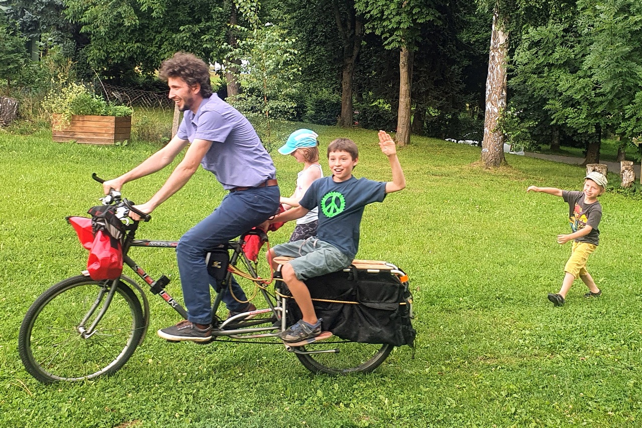 Children were fascinated by our instruments and bicycles | Photo: Loes van Schaijk