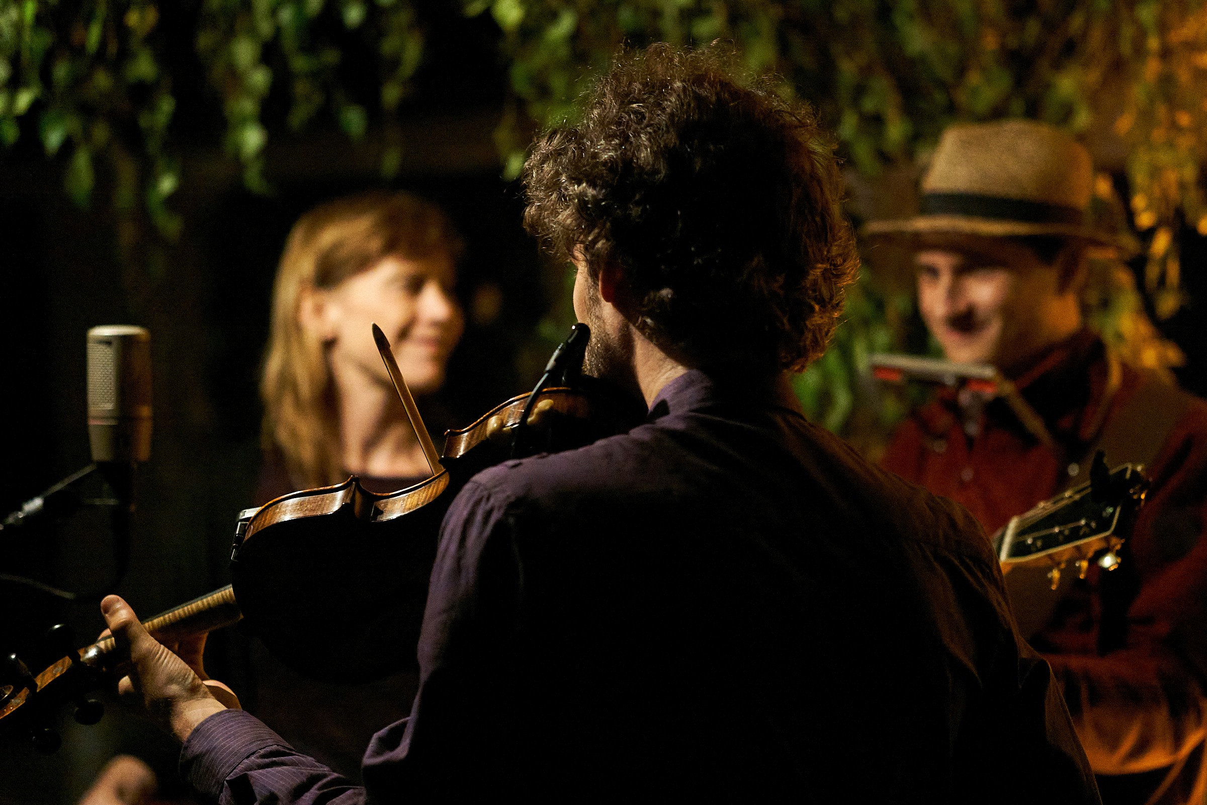 Lovely atmosphere at a private concert under the birch tree | Photo: Štěpán Obdržálek
