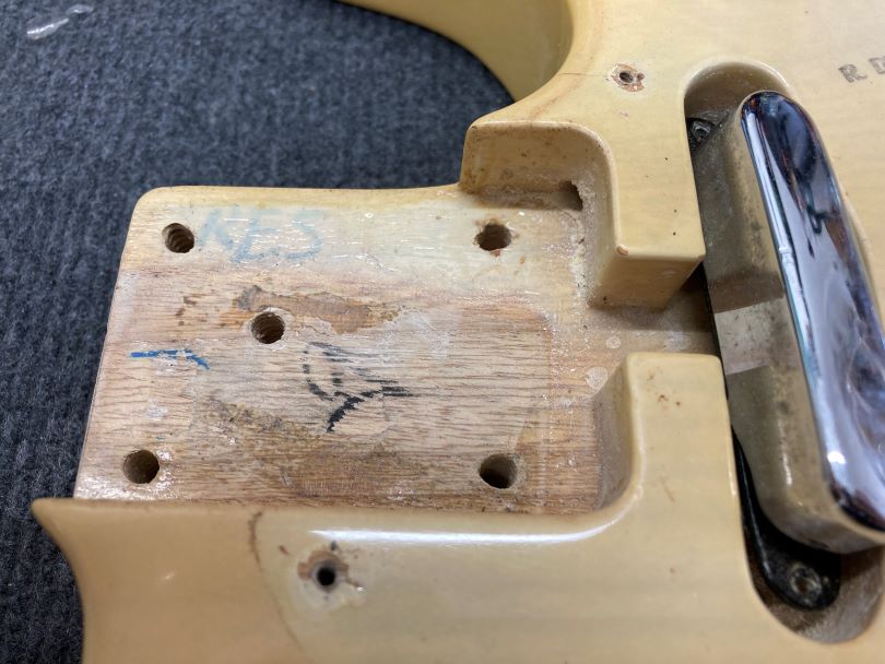 Anchoring of the neck with 4 bolts on a classic Telecaster
