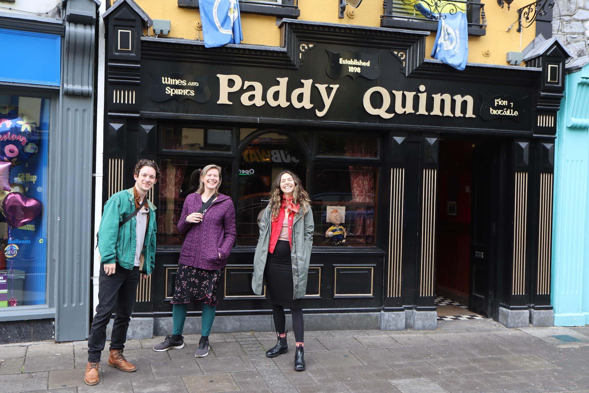 Loes, Caolán and his girlfriend Jenn at Paddy Quinn’s in Ennis | Photo: Honza Bartošek