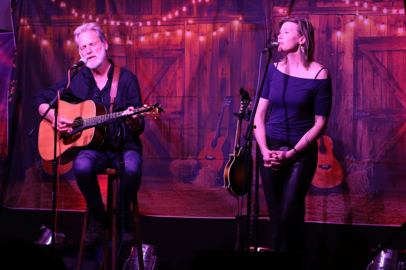 Paul van Vlodrop and Loes van Schaijk sing "City of New Orleans" | Photo: Honza Bartošek