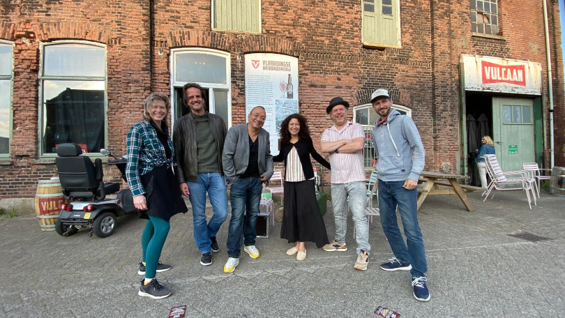 Loes, sound engineer Jorrit den Broeder, mandolin player Arthur Deighton, concert promotor Demet Ebben, songwriter Michel Ebben, Honza. | Photo: Hans van den Dorpel