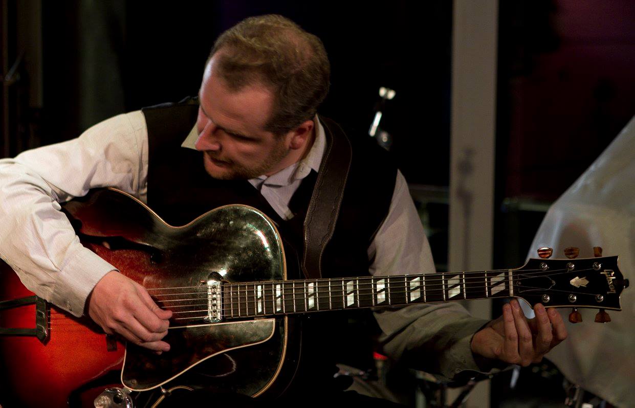 Marek Rejhon with an instrument from the Procházka Custom Guitars workshop during a concert in Prague's Jazz Dock | Photo: facebook Procházka Custom Guitars