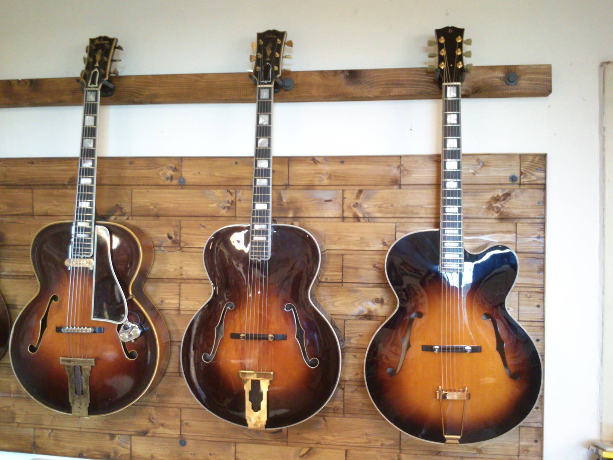 Meeting in the workshop: Gibson L-5 1945, Gibson L-5 1939, Procházka 2013 | Photo: facebook Procházka Custom Guitars