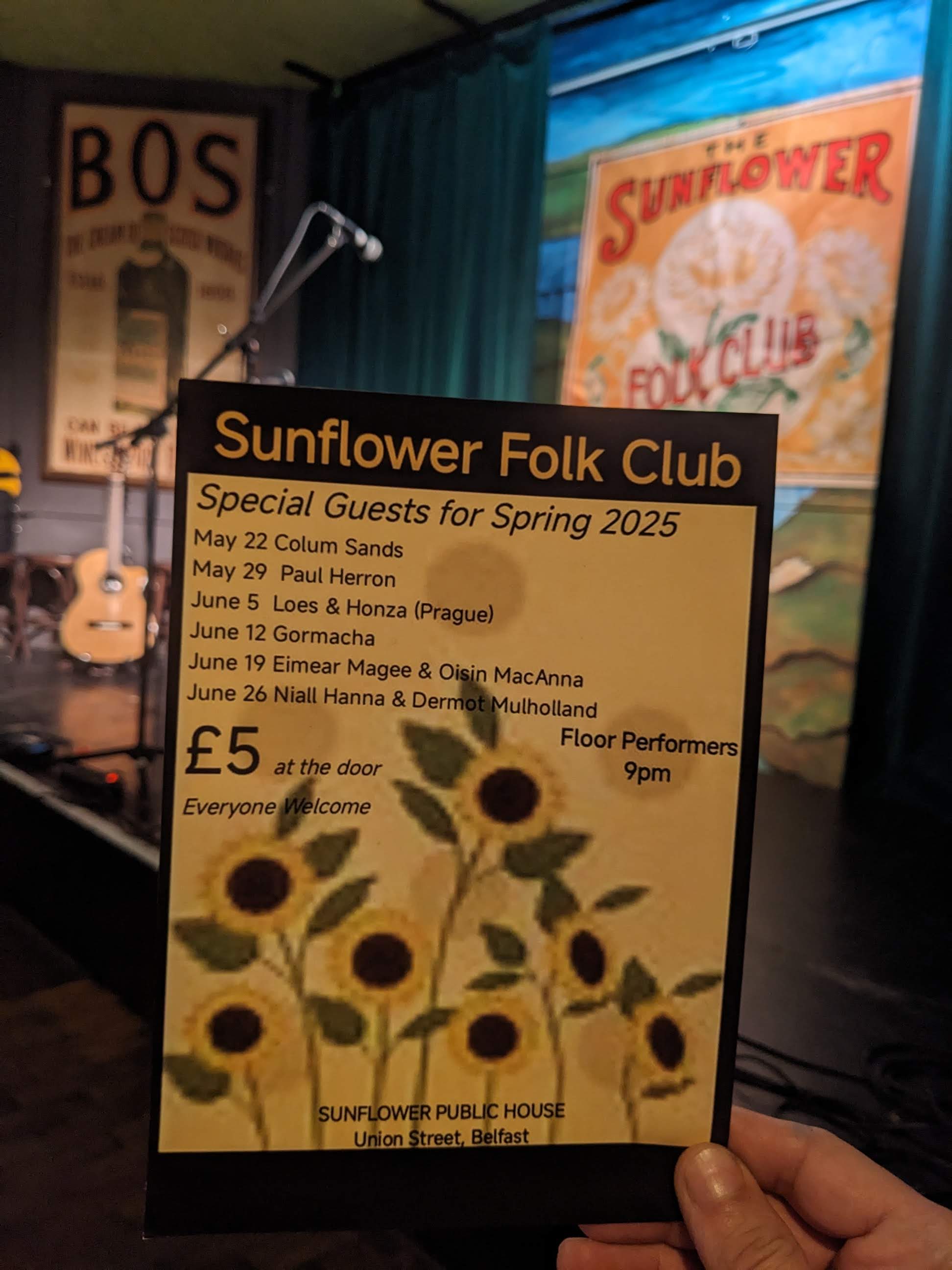 In good company at the Sunflower Folk Club | Photo: Honza Bartošek
