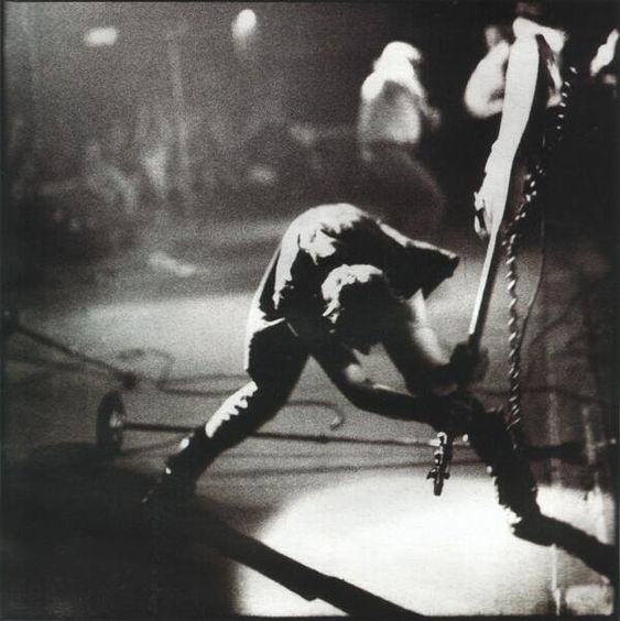 Paul Simonon from The Clash smashing a Fender Precision Bass against the stage of the Palladium club in New York (1979). | Photo: Penny Smith (pinterest)