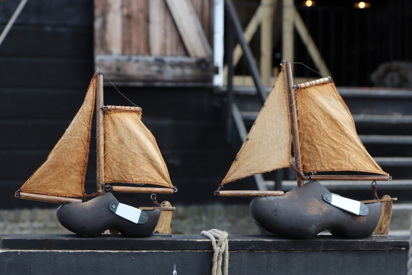 Art at Zuiderzeemuseum Enkhuizen: wooden-shoe-boats. I Photo: Honza Bartošek Art at Zuiderzeemuseum Enkhuizen: wooden-shoe-boats. I Photo: Honza Bartošek