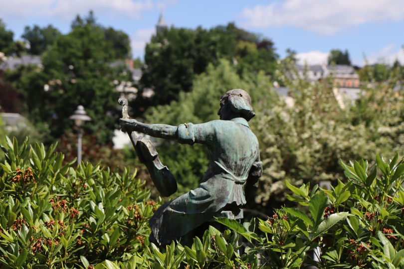 Statue of a violin maker in music town Markneukirchen | Photo: Honza Bartošek