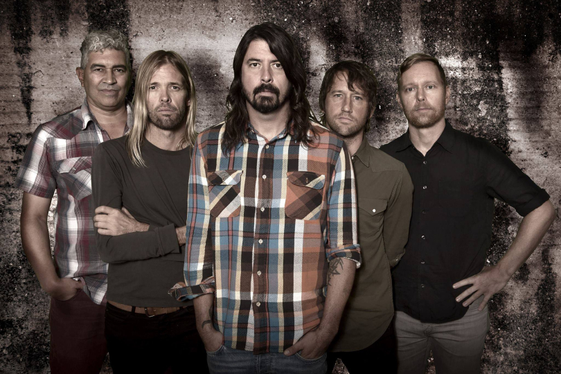 Many especially five-piece bands can't resist the temptation to form a V behind their frontman. The Foo Fighters are no exception, and the brick wall in the background is of course not to be missed. | Photo: Live Nation
