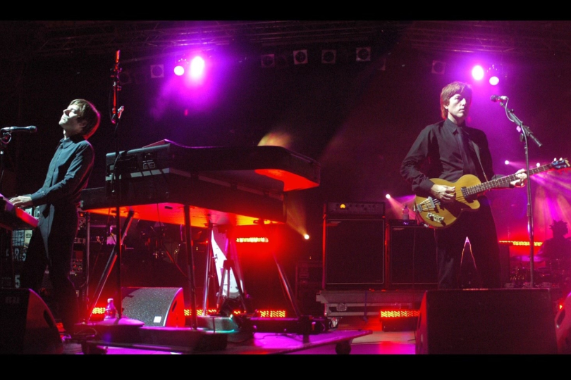 The French electronic duo Air live in Ferrara (Italy) in 2004 | Photo: Flickr (Wikimedia Commons, CC 2.0)