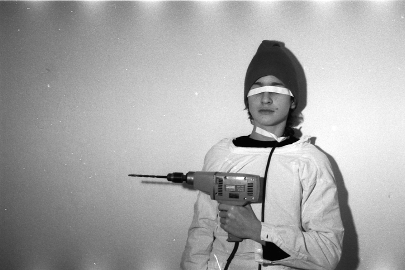 Alexander Hacke, January 1980 in Berlin, BLASSE sound and styling experiment. | Photo: Ganskörperfutter (Wikimedia CC 3.0)