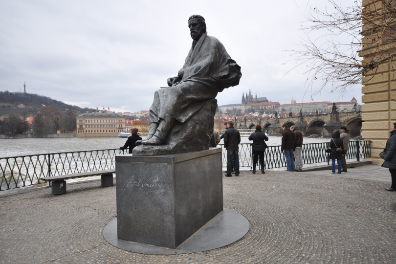 The statue of Bedřich Smetana in Prague's Novotného lávka, which also houses the composer's museum. Tourists who, like to take pictures of Prague Castle from here, are probably more familiar with Dvořák's New World Symphony than with Smetana's work. | Photo: Flickr