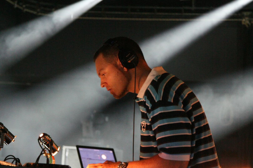 Joshua Paul Davis, better known by his stage name DJ Shadow. | Photo: Scott Sandars (Wikimedia CC 2.0)