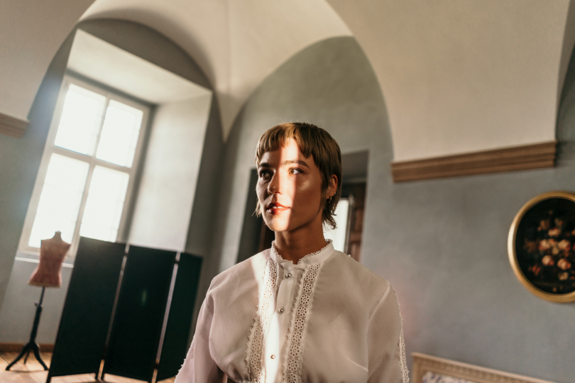 In the new music video "Gemini," dancer Zuzana Zizoe Veselá opens the door to the Gemini mind | Photo: David Poláček In the new music video "Gemini," dancer Zuzana Zizoe Veselá opens the door to the Gemini mind | Photo: David Poláček