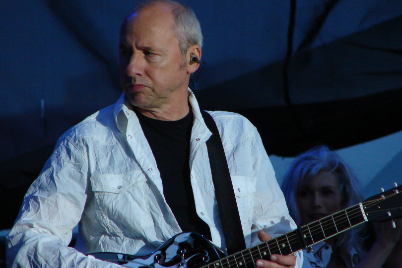 At the end of the millennium, Mark Knopfler has found a style that suits him and in which he feels at home. | Photo: Volkan Yuksel/Wikipedia.org