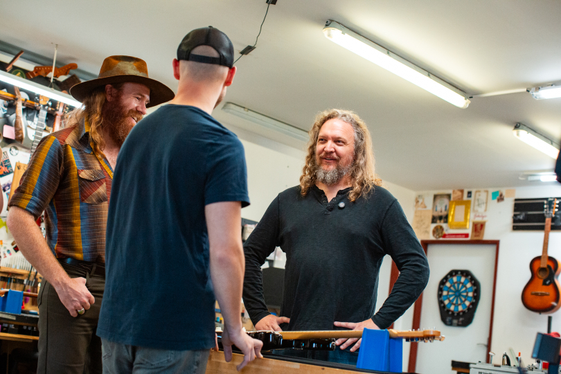 Luthiers Andy Hicks and Austin MacNutt bring Czech musicians a new dimension of collaboration. I Photo: Tomáš Hejlek Luthiers Andy Hicks and Austin MacNutt bring Czech musicians a new dimension of collaboration. I Photo: Tomáš Hejlek