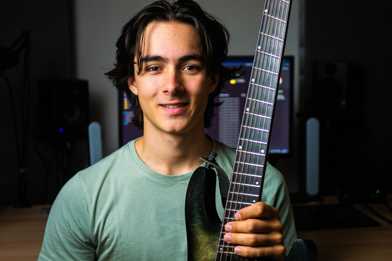 When a metalhead does a guitar cover of a pop song | Photo: author