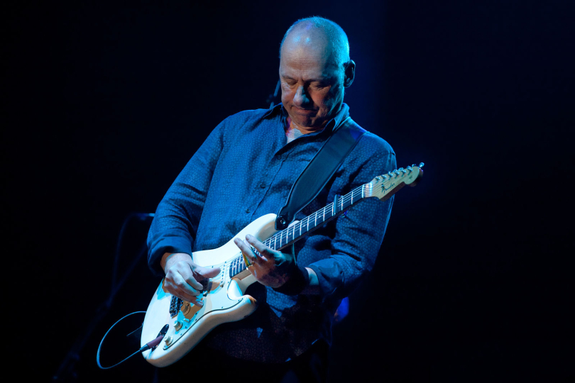 The way Mark Knopfler uses his fingers is absolutely fantastic. The brilliance of his contact with the guitar, the speed, the creation of a distinctive Stratocaster tone like no one else has is breathtaking. | Photo: Wikimedia Commons