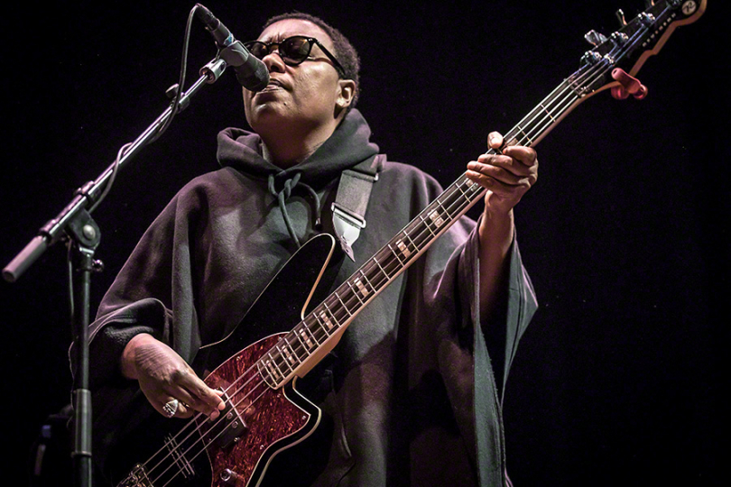 Meshell adopted her famous surname Ndegeocello which means "free as a bird" in the East African Swahili language. | Photo: Tore Sætre (Wikipedia)