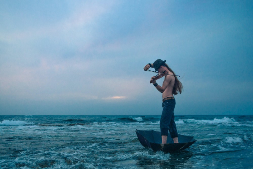 The unwritten laws of the music world can be absurd and relentless. | Photo: Vasiko Gorkovoy (Unsplash) The unwritten laws of the music world can be absurd and relentless. | Photo: Vasiko Gorkovoy (Unsplash)