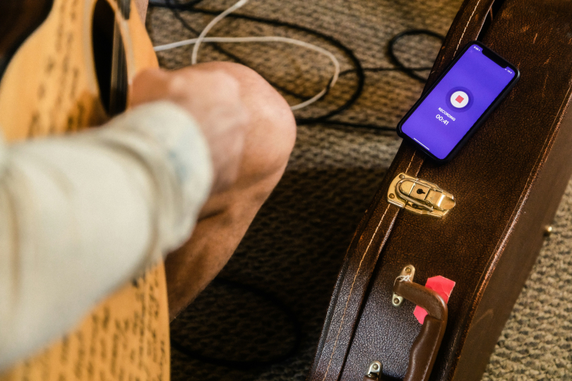 If something is powerful in the song (emotion, lyrics, musical idea...), it should stand out even in a poor-quality recording. | Photo: Unsplash If something is powerful in the song (emotion, lyrics, musical idea...), it should stand out even in a poor-quality recording. | Photo: Unsplash