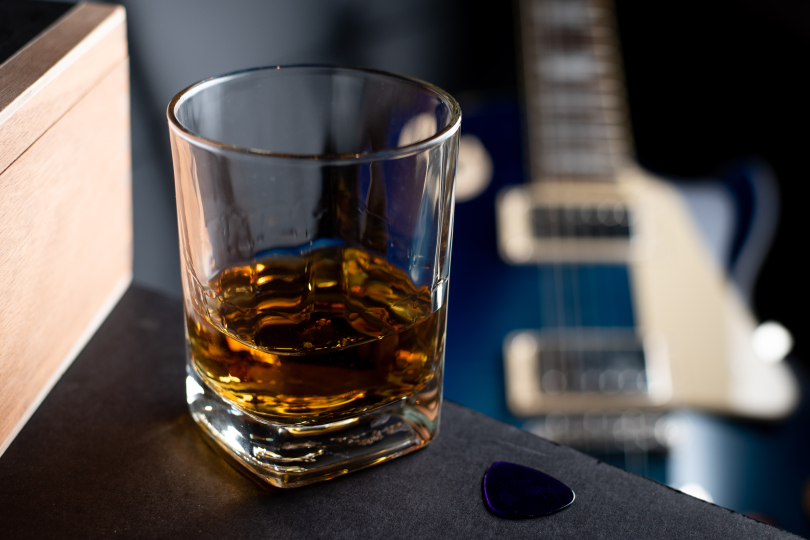 Hip hop & rap, country and pop have a surprising connection. Their artists often refer to alcohol in their lyrics as a source of inspiration, happiness or success. | Photo: Anthony Torres (Unsplash)