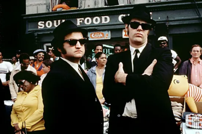 The most famous version of Sweet Home Chicago is the one played by The Blues Brothers – Dan Aykroyd and John Belushi, in the 1980 film of the same name. | Photo: The Hollywood Reporter