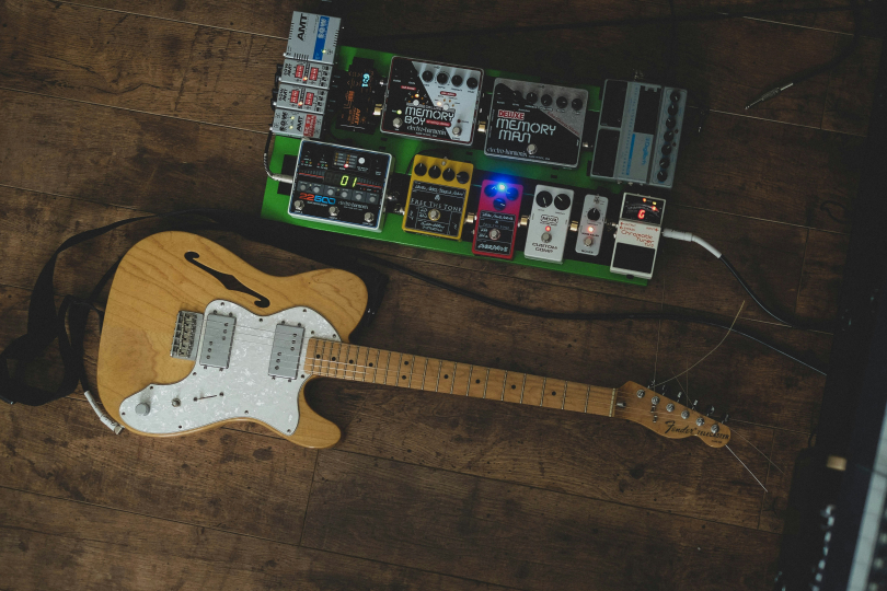 All guitarists love their instruments, boxes, amps and other gadgets that help them create crazy sound experiments. When can you say enough is enough? | Photo: Anton Shuvalov (Unsplash)