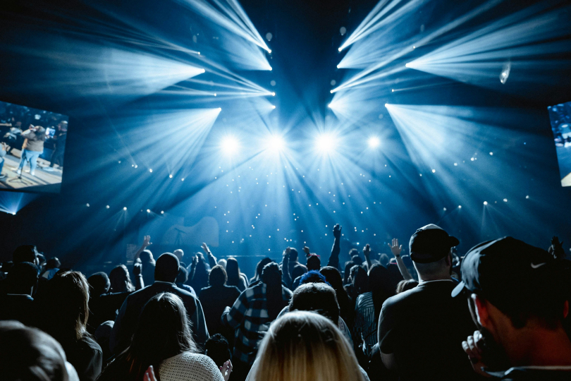 Under the "crew" there is a huge number of people who are involved in the realization of concerts or tours. Without them, even the biggest star wouldn't get a look in. | Photo: Bennie Bates (Unsplash)