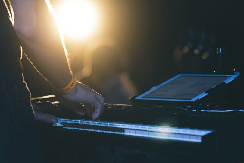 No more carrying around songbooks and performing from behind a wall of sheet music. You’d just look at the whole notation once and instantly memorize it as a kind of “visual map.” | Photo: Unsplash No more carrying around songbooks and performing from behind a wall of sheet music. You’d just look at the whole notation once and instantly memorize it as a kind of “visual map.” | Photo: Unsplash