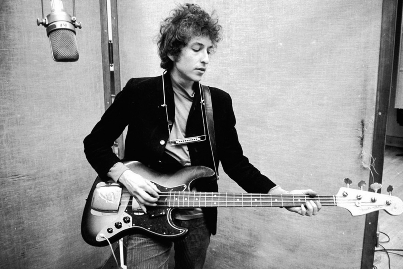 Bob Dylan with bass and blowpipe | Source: Wikipedia