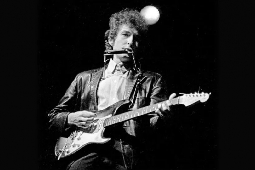 Bob Dylan going electric at the 1965 Newport Folk Festival | Photo: Creative Commons