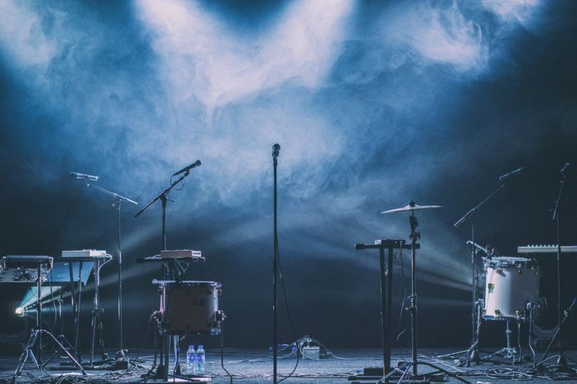 No punk singing in the rain is worth ruined instruments or an electric shock to the body. | Photo: Magnus Lunay (Unsplash) No punk singing in the rain is worth ruined instruments or an electric shock to the body. | Photo: Magnus Lunay (Unsplash)