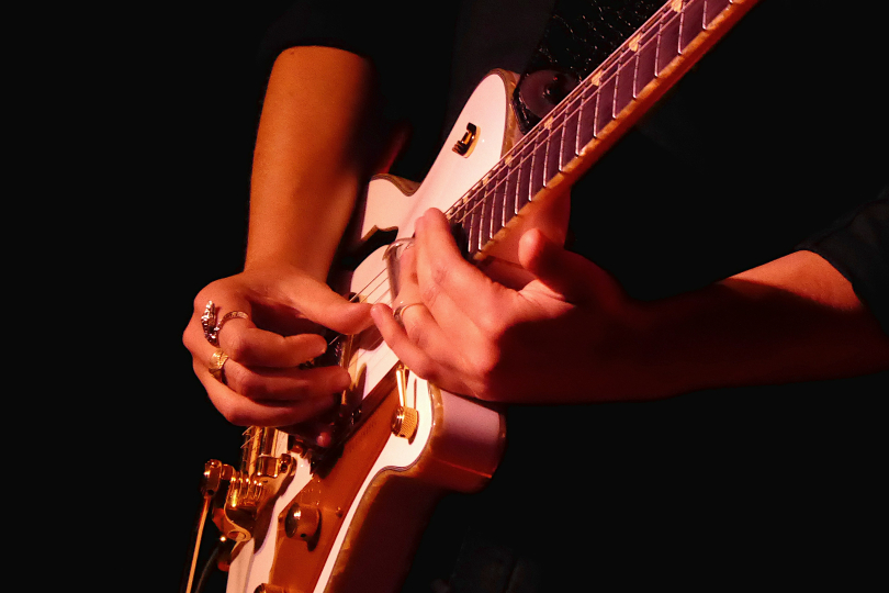 The undeniable advantage of the fingerstyle technique is the direct contact between fingers and strings, which allows you to get much more timbre, emotions and nuance into your playing. | Photo: Patti Black (Unsplash)