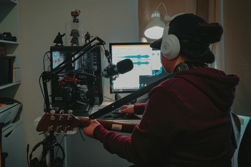 Learn some acoustic guitar recording techniques today! Learn some acoustic guitar recording techniques today!