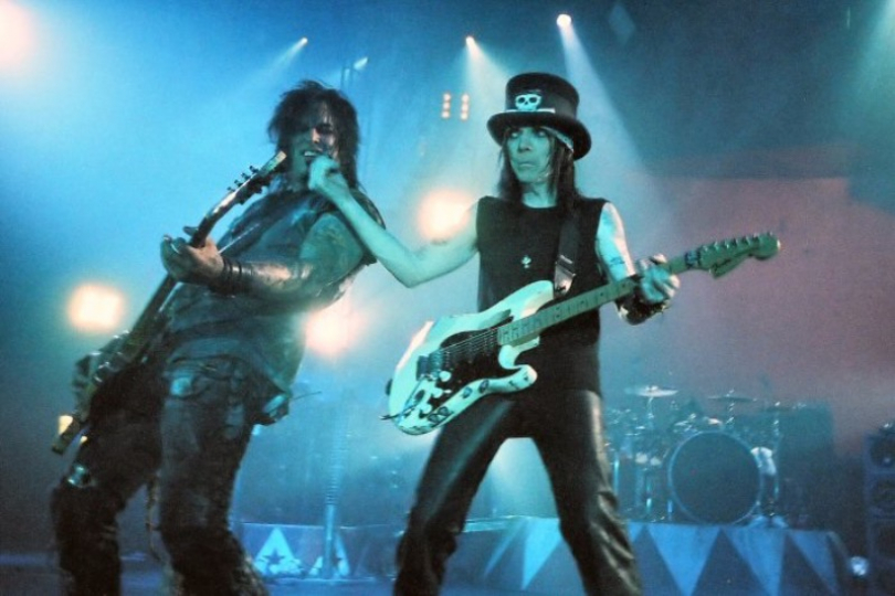Nikki Sixx and Mick Mars of Mötley Crüe in Glasgow Scotland, June 14th 2005 | Photo: Alec MacKellaig (CC BY 2.0)