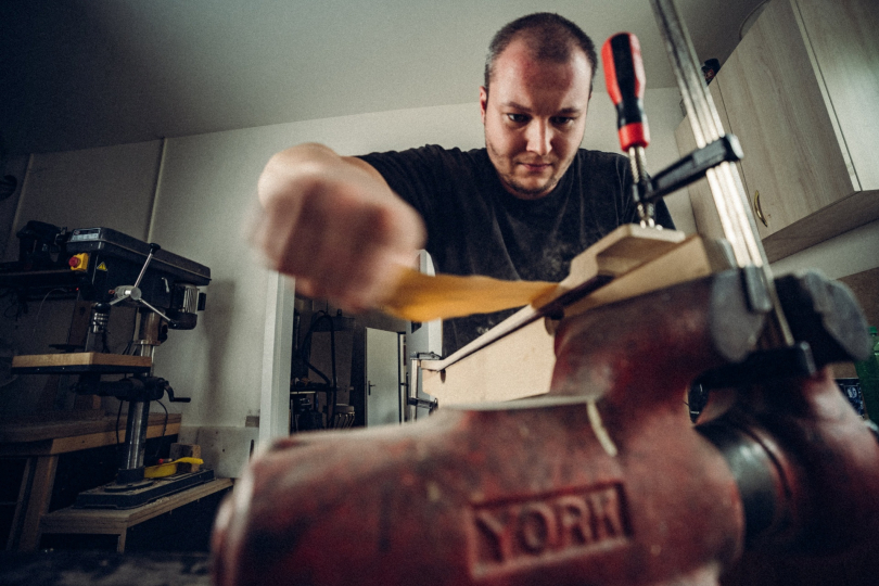 Neck sanding| Photo: Wolf Guitars archive Neck sanding| Photo: Wolf Guitars archive