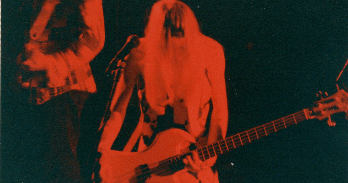 10 Celebrities Who Play Cheap Guitars