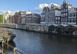 Rokin street in Amsterdam with "grachtenpanden" (monumental houses on the canals) and tourist shops. I Photo: Honza Bartošek.
