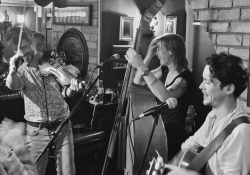 Loes & The Celtic Link at McCarthy’s Bar, Westport | Photo: Jennifer Kirk