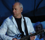 At the end of the millennium, Mark Knopfler has found a style that suits him and in which he feels at home. | Photo: Volkan Yuksel/Wikipedia.org