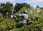 Statue of a violin maker in music town Markneukirchen | Photo: Honza Bartošek