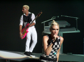 As a response to her breakup with bass player Tony Kanal, Gwen Stefani rewrote the lyrics and gave "Don't Speak" a complete facelift. | Photo: Jim Trottier (CC BY-SA 2.0)