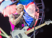 Double stops and sextuplets, in combination with sheer ferocity while attacking the bass. That's Flea's approach in the track "Blood Sugar Sex Magik". | Photo: Stefan Brending, CC-by-sa-3.0 de