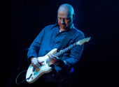 The way Mark Knopfler uses his fingers is absolutely fantastic. The brilliance of his contact with the guitar, the speed, the creation of a distinctive Stratocaster tone like no one else has is breathtaking. | Photo: Wikimedia Commons